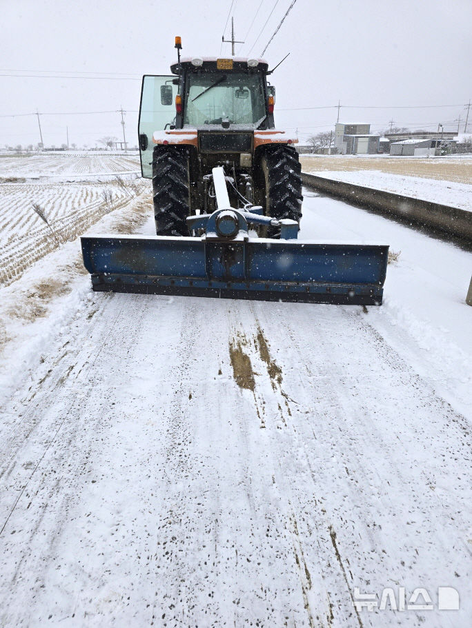 [영광=뉴시스] 전남 영광군이 겨울철 폭설 시 마을 제설을 책임지는 트랙터 작업자들을 위한 안전장치를 마련했다. (사진=영광군 제공) photo@newsis.com *재판매 및 DB 금지