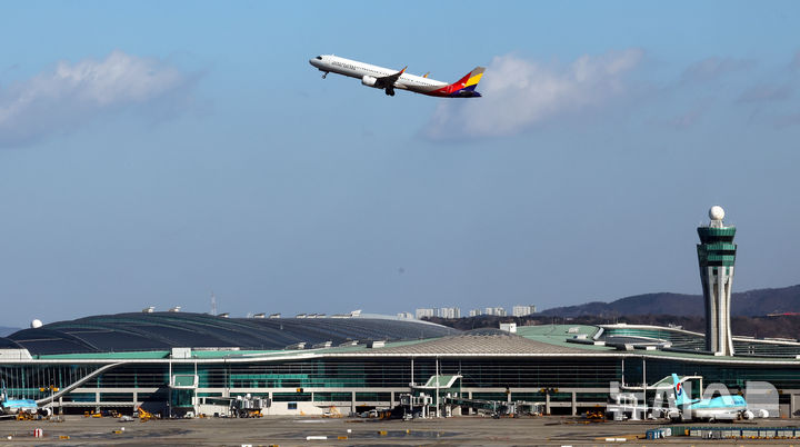 [인천공항=뉴시스] 박주성 기자 = 13일 인천국제공항에서 아시아나항공 여객기가 날아 오르고 있다. 2026.01.13. park7691@newsis.com