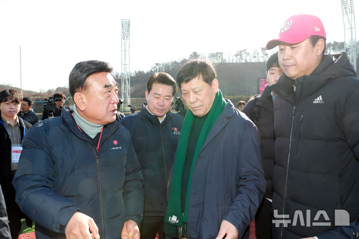 [울산=뉴시스] 울산웨일즈 프로야구단 선수 선발을 위한 공개선발시험(트라이아웃) 첫 날인 13일 김두겸(왼쪽) 시장이 울산 문수야구장을 방문해 허구연(가운데) KBO총재 등과 선수 선발 과정을 참관하고 있다.(사진=울산시 제공). 2026.01.13. photo@newsis.com. *재판매 및 DB 금지