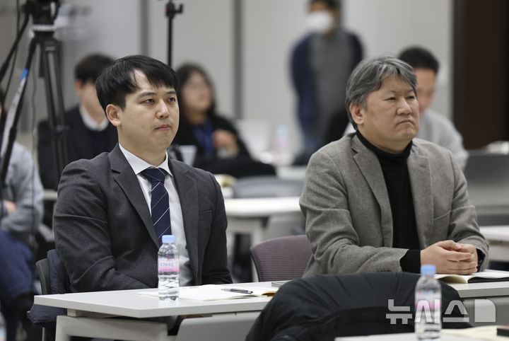 [서울=뉴시스] 김근수 기자 = 한성존 대한전공의협의회 회장이 13일 서울 용산구 대한의사협회 대강당에서 열린 정부 의사연력수급추계의 문제점과 대안 세미나에 참석해 있다. 이번 세미나는 대한의사협회 의료정책연구원-대한예방의학회-한국정책학회 보건의료융합정책특별위원회 공동으로 주최됐다. 2026.01.13. ks@newsis.com