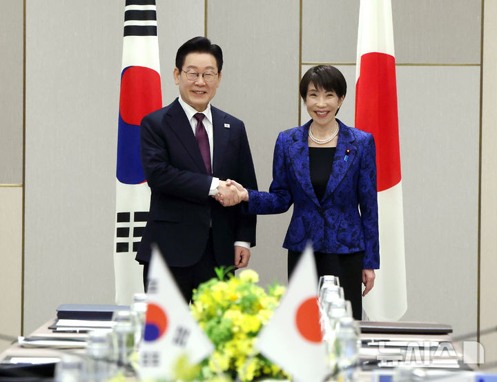 [나라=뉴시스] 고범준 기자 = 이재명 대통령과 다카이치 사나에 일본 총리가 13일(현지 시간) 나라현 회담장에서 한일 확대 정상회담 기념촬영을 하고 있다. 2026.01.13. bjko@mewsis.com