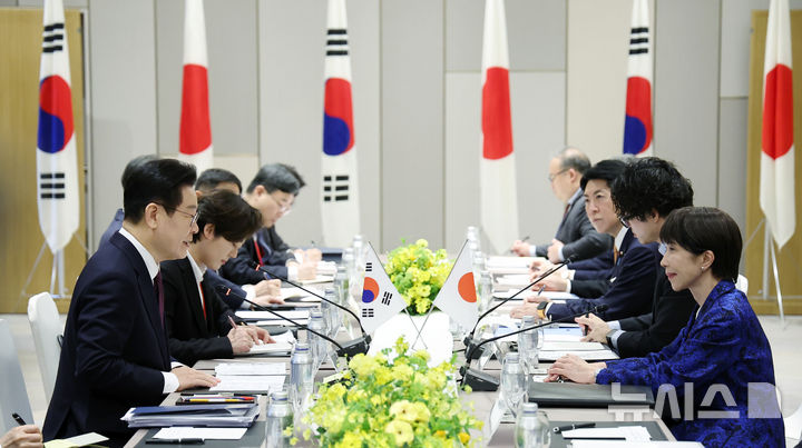 [나라=뉴시스] 고범준 기자 = 이재명 대통령과 다카이치 사나에 일본 총리가 13일(현지 시간) 나라현 회담장에서 한일 확대 정상회담을 하고 있다. 2026.01.13. bjko@mewsis.com