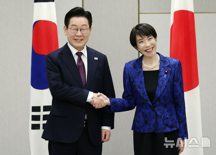 [나라=뉴시스] 고범준 기자 = 이재명 대통령과 다카이치 사나에 일본 총리가 13일(현지 시간) 나라현 회담장에서 한일 확대 정상회담 기념촬영을 하고 있다. 2026.01.13. bjko@mewsis.com