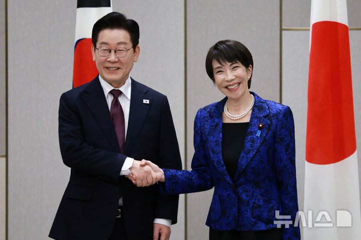 [나라=뉴시스] 고범준 기자 = 이재명 대통령과 다카이치 사나에 일본 총리가 13일(현지 시간) 나라현 회담장에서 열린 한일 확대 정상회담에 앞서 악수하고 있다. 2026.01.13. bjko@mewsis.com