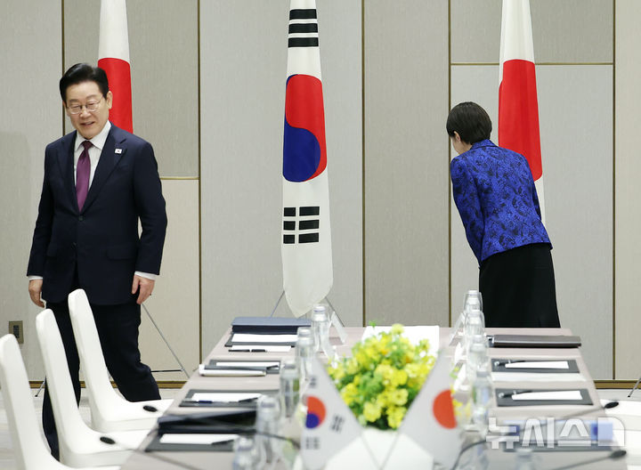 [나라=뉴시스] 고범준 기자 = 다카이치 사나에 일본 총리가 13일(현지 시간) 나라현 회담장에서 열린 이재명 대통령과 한일 확대 정상회담에서 기념촬영을 마친 뒤 태극기를 향해 예를 표하고 있다. 2026.01.13. bjko@mewsis.com