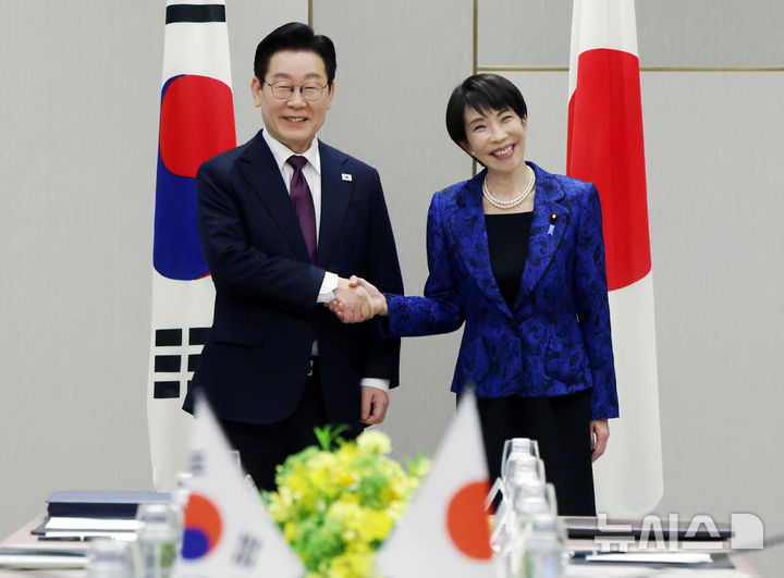 [나라=뉴시스] 고범준 기자 = 이재명 대통령과 다카이치 사나에 일본 총리가 13일(현지 시간) 나라현 회담장에서 한일 확대 정상회담 기념촬영을 하고 있다. 2026.01.13. bjko@mewsis.com