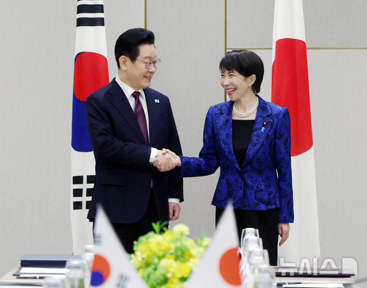 [나라=뉴시스] 고범준 기자 = 이재명 대통령과 다카이치 사나에 일본 총리가 13일(현지 시간) 나라현 회담장에서 열린 한일 확대 정상회담에 앞서 악수하고 있다. 2026.01.13. bjko@mewsis.com