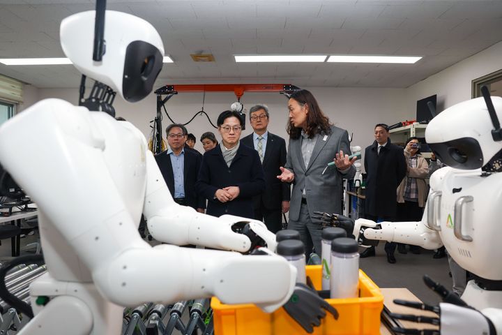 [서울=뉴시스] 김정관 산업통상부 장관이 13일 경기 안산시 한양대 ERIC캠퍼스 창업보육센터 에이로봇을 방문해 휴머노이드 로봇 개발 과정을 둘러보고 있다. (사진=산업통상부 제공) 2026.01.13. photo@newsis.com *재판매 및 DB 금지