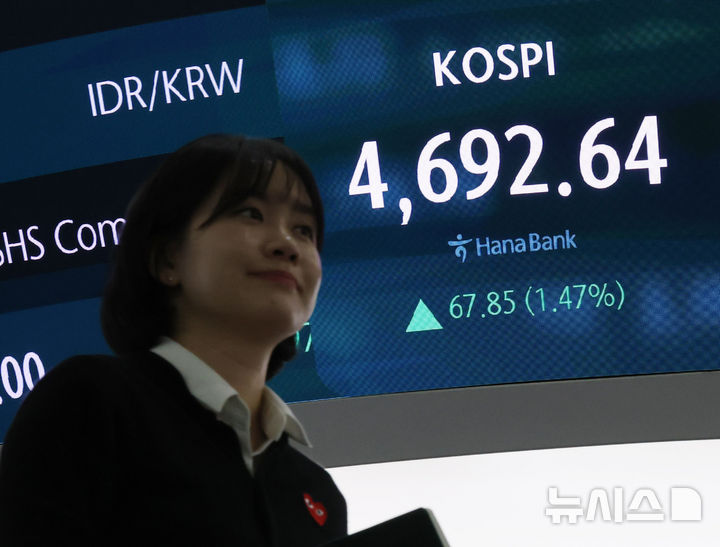 [서울=뉴시스] 배훈식 기자 = 코스피가 종가 사상 최고치를 기록한 지난 13일 오후 서울 중구 하나은행 딜링룸 전광판에 코스피가 전 거래일 보다 67.85 포인트(1.47%) 오른 4692.64 포인트를 나타내고 있다. 2026.01.13. dahora83@newsis.com
