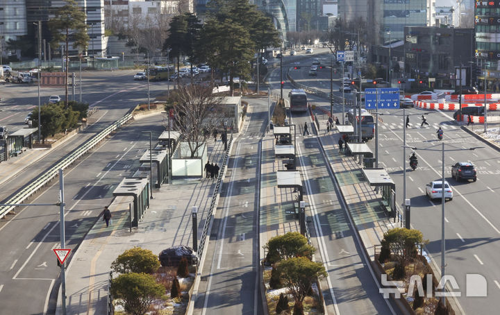 '열차 두 대 보내고, 빙판길 피해서 걷고'…눈·버스 파업 겹친 퇴근길 혼잡