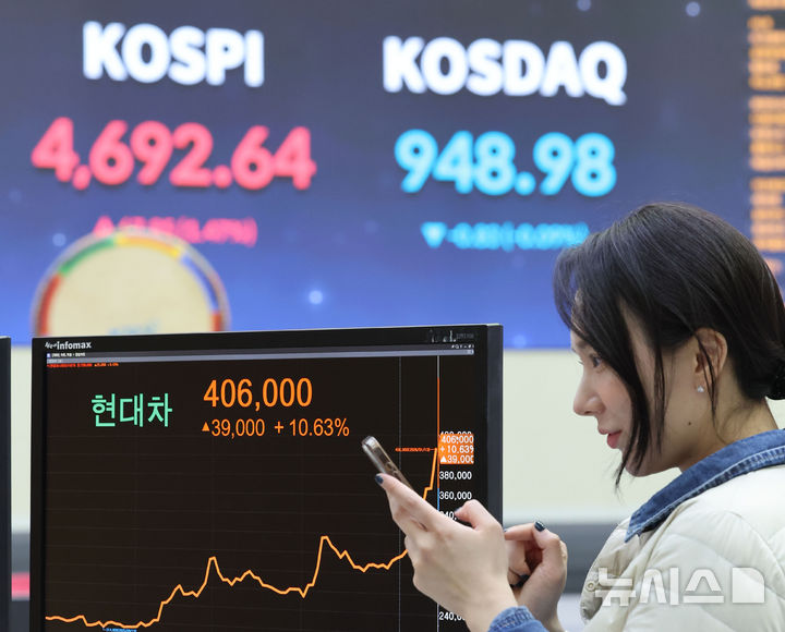 [서울=뉴시스] 권창회 기자 = 지난 13일 오후 서울 한국거래소에서 코스피 종가와 현대차 종가가 나오고 있다. 코스피가 전 거래일보다 67.85포인트(1.47%) 오른 4692.64에 마감했다. 코스닥 지수는 전 거래일보다 0.83포인트(0.09%) 하락한 948.98, 원·달러 환율은 전 거래일 주간거래 종가보다 5.3원 오른 1473.7원에 마감했다. 2026.01.13. kch0523@newsis.com