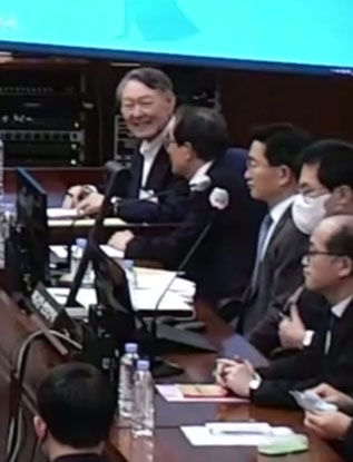 [서울=뉴시스] 12·3 비상계엄 관련 내란 우두머리 혐의로 기소된 윤석열 전 대통령이 13일 서울 서초구 서울중앙지법에서 열린 1심 결심공판에 출석해 있다. (사진=서울중앙지법 제공) 2026.01.13. photo@newsis.com *재판매 및 DB 금지