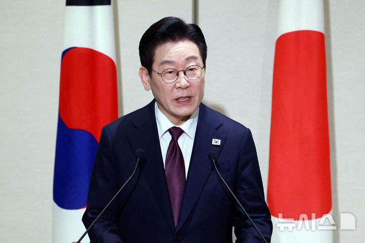 [나라=뉴시스] 고범준 기자 = 이재명 대통령이 13일(현지 시간) 나라현 회담장에서 다카이치 사나에 일본 총리와 한일 공동언론발표를 하고 있다. 2026.01.13. bjko@mewsis.com