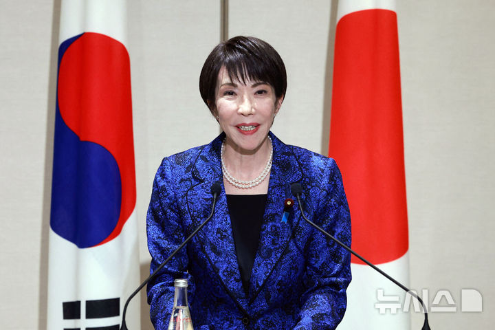 [나라=뉴시스] 고범준 기자 = 다카이치 사나에 일본 총리가 13일(현지 시간) 나라현 회담장에서 이재명 대통령과 한일 공동언론발표를 하고 있다. 2026.01.13. bjko@mewsis.com