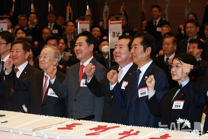 [서울=뉴시스] 고승민 기자 = 정청래 더불어민주당 대표, 장동혁 국민의힘 대표, 김기문 중소기업중앙회장 등 참석자들이 13일 서울 여의도 중소기업중앙회에서 열린 2026 중소기업인 신년인사회에서 기념촬영하고 있다. 2026.01.13. kkssmm99@newsis.com