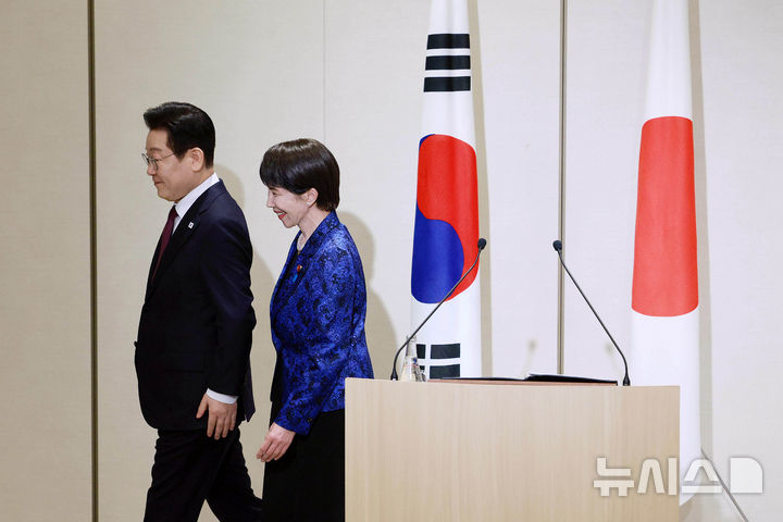 [나라=뉴시스] 고범준 기자 = 이재명 대통령과 다카이치 사나에 일본 총리가 13일(현지 시간) 나라현 회담장에서 한일 공동언론발표를 마친 뒤 이동하고 있다. 2026.01.13. bjko@mewsis.com