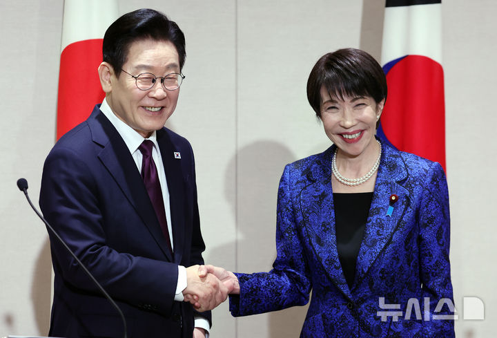 [나라=뉴시스] 고범준 기자 = 이재명 대통령과 다카이치 사나에 일본 총리가 13일(현지 시간) 나라현 회담장에서 한일 공동언론발표를 마친 뒤 악수하고 있다. 2026.01.13. bjko@mewsis.com