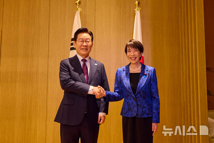 [나라=뉴시스] 고범준 기자 = 이재명 대통령과 다카이치 사나에 일본 총리가 지난 13일(현지 시간) 나라현 회담장에서 한일 소인수 정상회담 기념촬영을 하고 있다. (공동취재) 2026.01.13. bjko@newsis.com