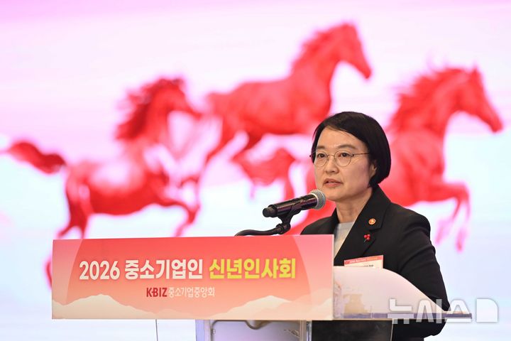 [서울=뉴시스] 고승민 기자 = 한성숙 중소벤처기업부 장관이 지난 13일 오후 서울 여의도 중소기업중앙회에서 열린 2026년도 중소기업인 신년인사회에서 덕담을 하고 있다. (공동취재) 2026.01.16. photo@newsis.com