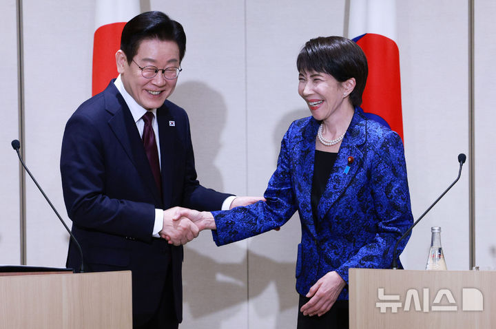 [나라=뉴시스] 고범준 기자 = 이재명 대통령과 다카이치 사나에 일본 총리가 13일(현지 시간) 나라현 회담장에서 한일 공동언론발표를 마친 뒤 악수하고 있다. 2026.01.13. bjko@mewsis.com