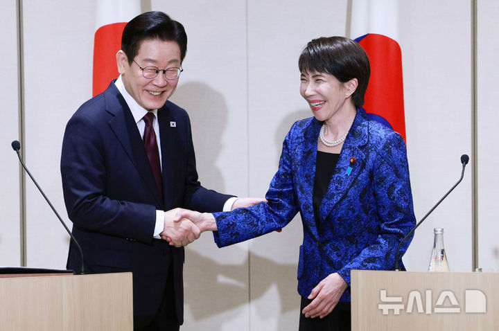 [나라=뉴시스] 고범준 기자 = 이재명 대통령과 다카이치 사나에 일본 총리가 13일(현지 시간) 나라현 회담장에서 한일 공동언론발표를 마친 뒤 악수하고 있다. 2026.01.13. bjko@mewsis.com