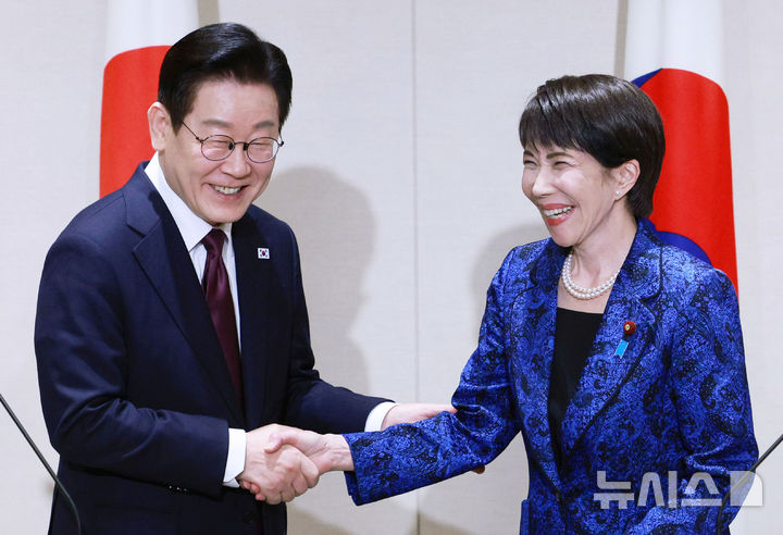 [나라=뉴시스] 고범준 기자 = 이재명 대통령과 다카이치 사나에 일본 총리가 13일(현지 시간) 나라현 회담장에서 한일 공동언론발표를 마친 뒤 악수하고 있다. 2026.01.13. bjko@mewsis.com