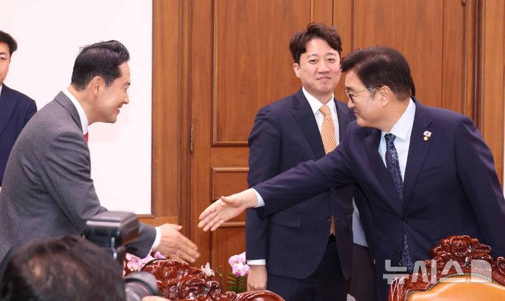 [서울=뉴시스] 조성봉 기자 = 우원식 국회의장이 지난 1월13일 오후 서울 여의도 국회의장 집무실에서 2차특검법 등 법안처리 관련 항의방문을 온 장동혁 국민의힘 대표, 이준석 개혁신당 대표와 인사를 하고 있다. 2026.01.13. suncho21@newsis.com