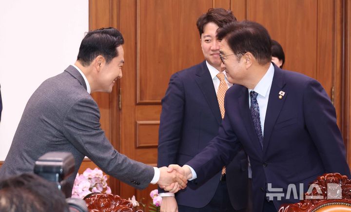 [서울=뉴시스] 조성봉 기자 = 우원식 국회의장이 지난 1월13일 서울 여의도 국회의장 집무실에서 2차특검법 등 법안처리 관련 항의방문을 온 장동혁 국민의힘 대표, 이준석 개혁신당 대표와 인사를 하고 있다. 2026.01.13. suncho21@newsis.com