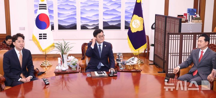 [서울=뉴시스] 조성봉 기자 = 우원식 국회의장이 13일 오후 서울 여의도 국회의장 집무실에서 2차특검법 등 법안처리 관련 항의방문을 온 장동혁 국민의힘 대표, 이준석 개혁신당 대표와 면담을 하고 있다. 2026.01.13. suncho21@newsis.com