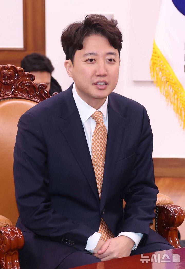 [서울=뉴시스] 조성봉 기자 = 이준석 개혁신당 대표가 13일 오후 서울 여의도 국회의장 집무실에서 2차특검법 등 법안처리 관련 항의방문을 하며 발언을 하고 있다. 2026.01.13. suncho21@newsis.com