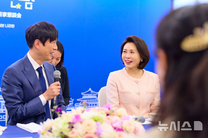 [나라=뉴시스] 고범준 기자 = 김혜경 여사가 13일(현지 시간) 일본 나라현의 한 호텔에서 재일 한국계 예술인과 간담회를 하고 있다. (공동취재) 2026.01.13. bjko@newsis.com