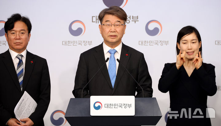 [서울=뉴시스] 추상철 기자 = 김지형 경사노위 위원장이 13일 오후 서울 종로구 정부서울청사에서 고용노동부-경제사회노동위원회-중앙노동위원회 정책간담회 사후 브리핑을 하고 있다. 2026.01.13. scchoo@newsis.com