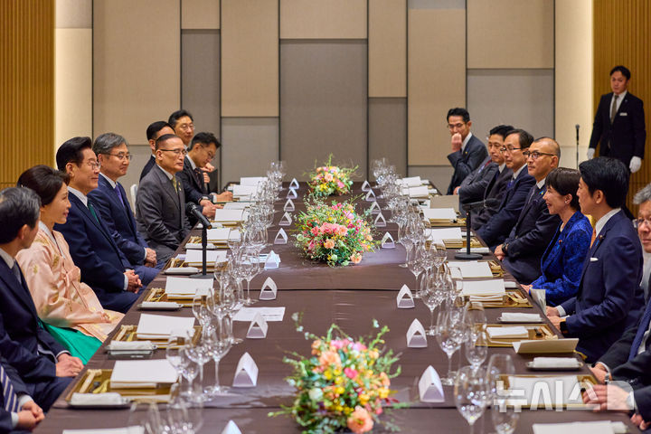 [나라=뉴시스] 고범준 기자 = 이재명 대통령과 김혜경 여사가 13일(현지 시간) 일본 나라현 회담장에서 열린 다카이치 사나에 총리 주재 만찬에서 환담하고 있다. (공동취재) 2026.01.13. bjko@mewsis.com