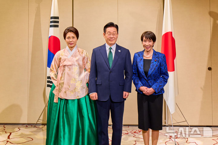 [나라=뉴시스] 고범준 기자 = 이재명 대통령과 김혜경 여사가 13일(현지 시간) 일본 나라현 회담장에서 열린 다카이치 사나에 총리와 만찬에서 기념촬영을 하고 있다. (공동취재) 2026.01.13. bjko@mewsis.com