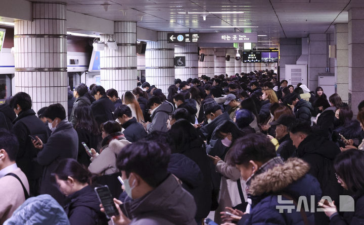 서울 시내버스 파업으로 지하철역이 붐비는 모습