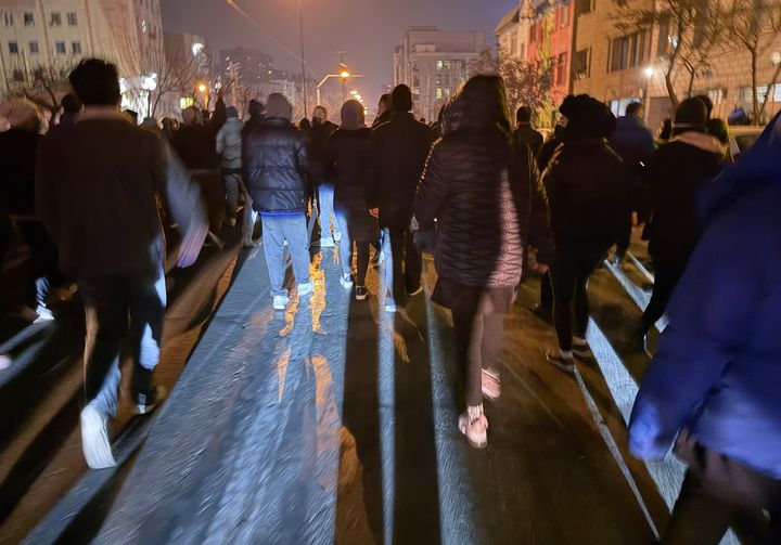 [테헤란=AP/뉴시스] AP통신이 입수한 사진에 지난 8일(현지 시간) 이란 테헤란에서 반정부 시위대가 거리를 행진하고 있다. 2026.01.14.