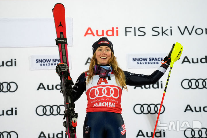 [플라하우=AP/뉴시스] 미국의 알파인스키 국가대표 미카엘라 시프린이 13일(현지 시간) 오스트리아 플라하우에서 열린 2025~2026 국제스키연맹(FIS) 알파인스키 월드컵 여자 회전 결선에서 우승을 차지한 후 기뻐하고 있다. 2026.01.14.