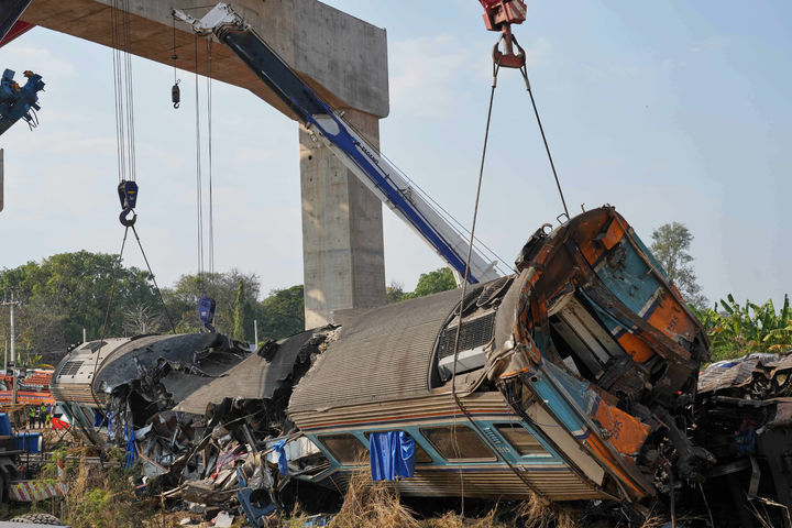 태국 고속철 공사장서 크레인 추락해 열차 덮쳐… 최소 32명 사망 [뉴시스Pic]