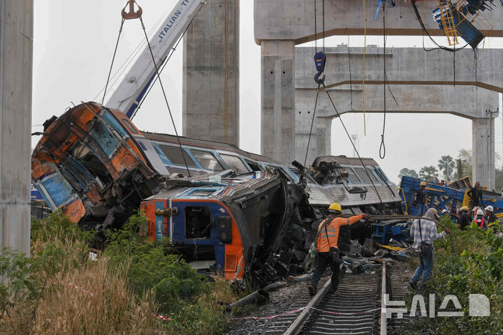 [시키오=AP/뉴시스] 14일(현지 시간) 태국 나콘랏차시마주 시키오 고속철 공사장 크레인이 여객 열차로 추락한 현장에서 구조대가 열차 잔해를 수습하고 있다. 2026.01.15.