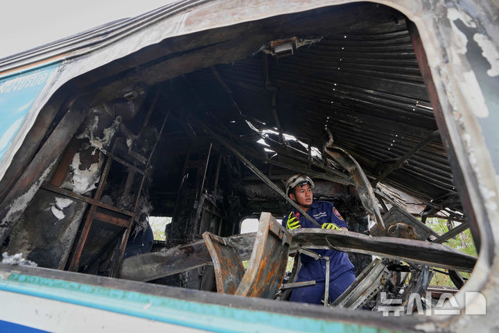 [시키오=AP/뉴시스] 14일(현지 시간) 태국 나콘랏차시마주 시키오 고속철 공사장 크레인이 여객 열차로 추락한 현장에서 구조대가 열차 잔해를 수습하고 있다. 2026.01.15.