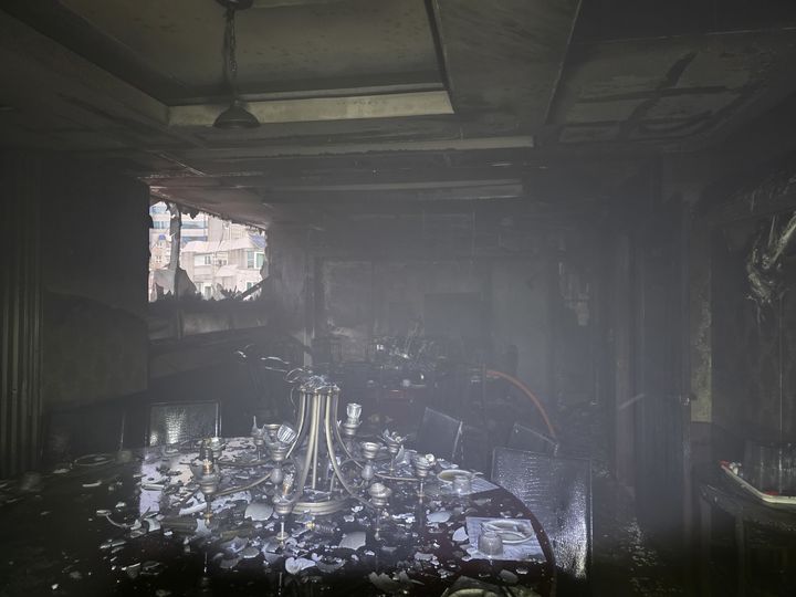 [부산=뉴시스] 13일 오후 부산 동래구의 한 음식점 건물 3층에서 불이 났다. (사진=부산소방재난본부 제공) 2026.01.14. photo@newsis.com&nbsp; *재판매 및 DB 금지