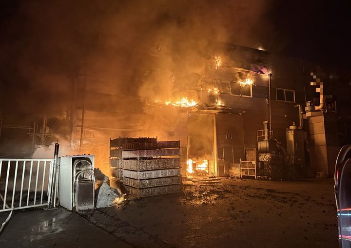 [고령=뉴시스] 공장 화재. (사진=경북소방본부 제공) 2026.01.14. photo@newsis.com *재판매 및 DB 금지