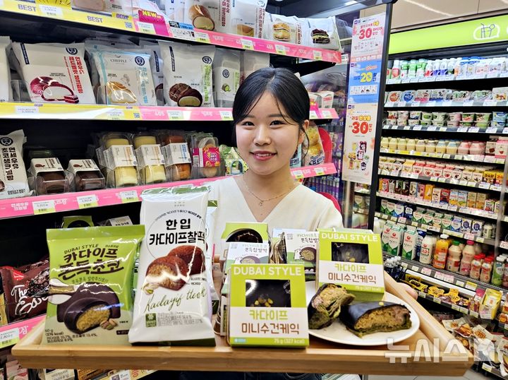 [서울=뉴시스] BGF리테일이 운영하는 편의점 CU는 두쫀쿠(두바이 쫀득 쿠키) 열풍에 발맞춰 수건 케이크 등 관련 콘셉트 디저트 신상품을 잇달아 선보이고 있다고 14일 밝혔다. 사진은 CU에서 운영하는 두바이 콘셉트 제품 이미지. (사진=BGF리테일 제공) 2026.01.14. photo@newsis.com