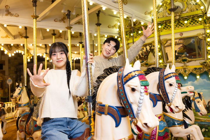 당첨자는 회전목마 앞에서 둘만의 기념 사진을 남길 수 있다. (사진=롯데월드 어드벤처) *재판매 및 DB 금지
