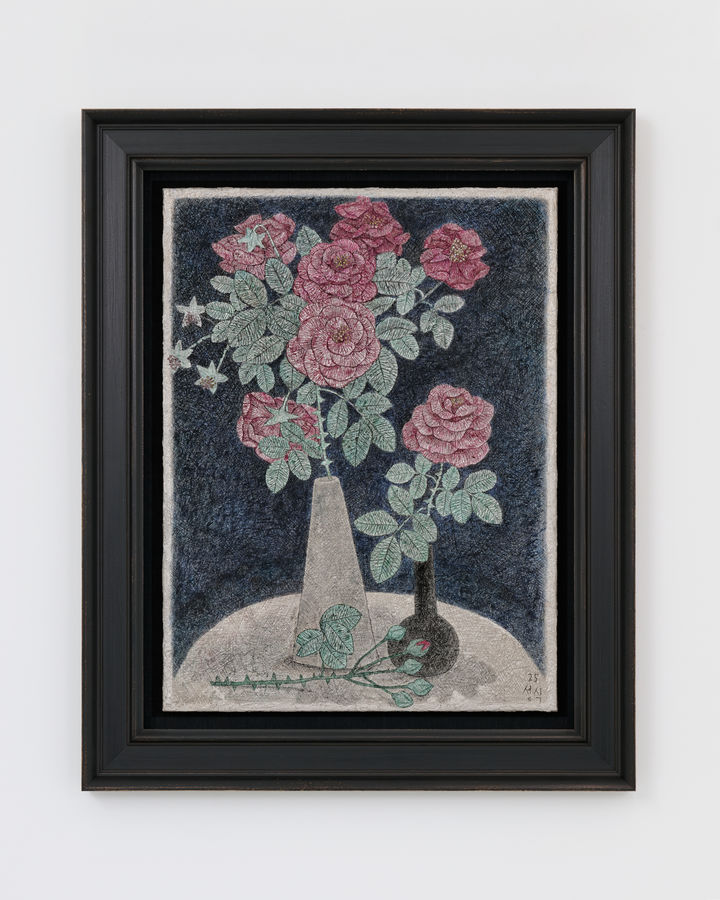 문성식 붉은 장미가 있는 정물, 2025 린넨에 라이트 모델링 페이스트, 은박, 알루미늄 포일, 목탄 분말, 과슈, 아크릴 60.6 x 45.5 cm 78.5 x 63.8 cm (액자) Courtesy of the artist, Kukje Gallery, and Esther Schipper, Berlin/Paris/Seoul Photo © Haengjin Lee *재판매 및 DB 금지