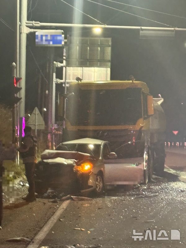 영덕서 25t 화물차 신호 대기 승용차 '쾅'…2명 중상·3명 경상