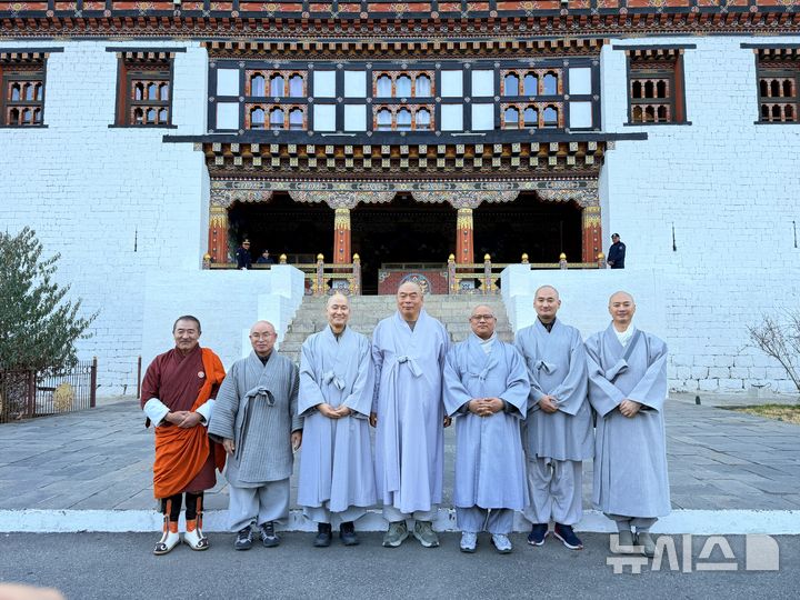 [팀부=뉴시스] 부탄 팀부에 있는 '타시초종;에서 한국 방문단을 안내한 다쇼 케상 왕디 부탄 왕실 추밀원 부의장(왼쪽)' 2026.01.14. suejeeq@newsis.com
