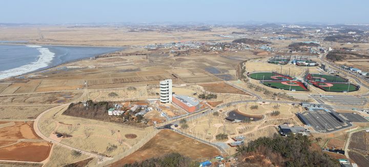 [화성=뉴시스]화성시 우정읍 매향리 일원 주한미군 반환공여구역 전경. 사진 앞쪽이 매향리평화기념관, 오른쪽이 화성드림파크. 평화기념관 뒤편이 해양테마파크 관광단지가 조성될 부지다.(사진=화성시 제공)2026.01.14.photo@newsis.com *재판매 및 DB 금지