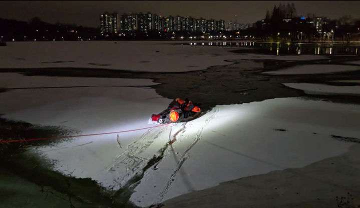 "집에 빨리 가려다"…빙판 저수지 '풍덩' 50대, 소방당국 무사 구조