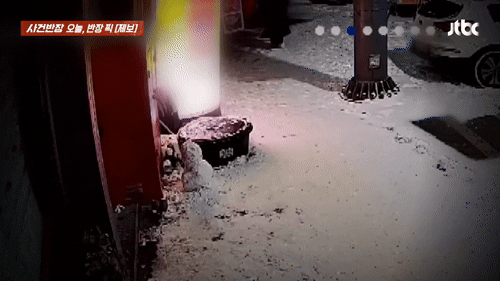 [뉴시스] 지난 12일 JTBC 사건반장에 따르면, 폐쇄회로(CC)TV에는 새벽에 한 여성이 눈사람 앞으로 다가오더니 발로 걷어차 쓰러뜨리는 모습이 포착됐다. (사진=JTBC 사건반장 갈무리) *재판매 및 DB 금지
